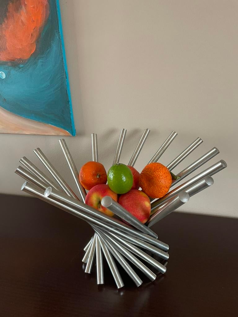 Moderne Fruitmand bestaande uit metalen staafjes, Ophalen, Zo goed als nieuw