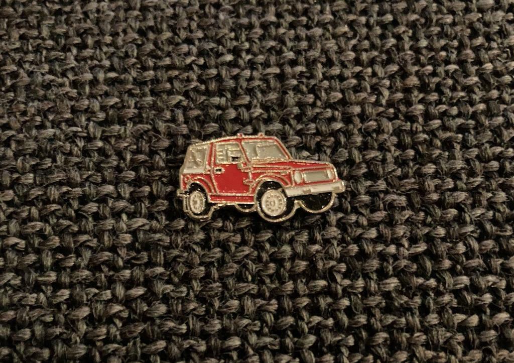 PIN - JEEP - CAR - VOITURE - AUTO, Envoi, Utilisé, Transport, Insigne ou Pin's