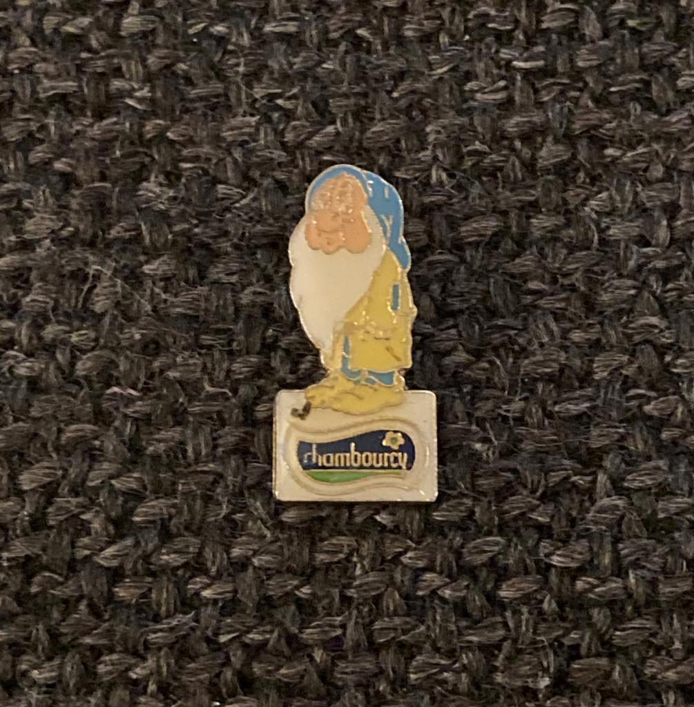 PIN - CHAMBOURCY - DISNEY - SNEEUWWITJE - BLANCHE NEIGE, Envoi, Utilisé, Figurine, Insigne ou Pin's