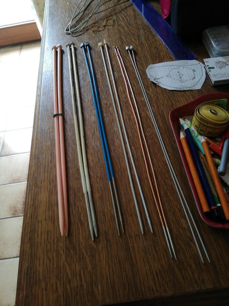 6 paires d'aiguilles à tricoter. Nos 6,5,3.5,3,2.5,2, Enlèvement ou Envoi, Comme neuf