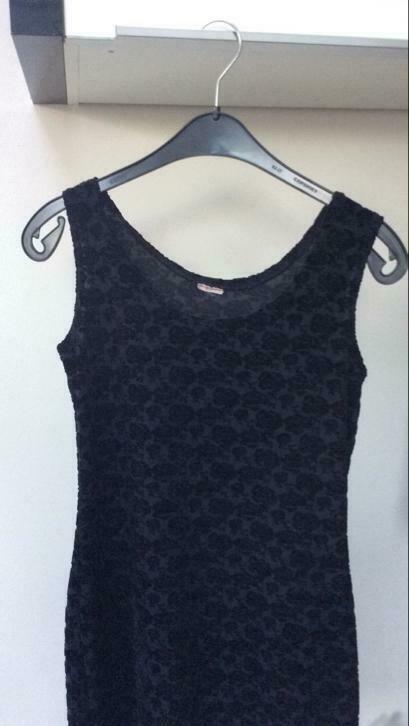 Eenvoudig zwart jurkje met fluwelen motief. 38, Kleding | Dames, Ophalen of Verzenden, Gedragen, Maat 38/40 (M), Zwart