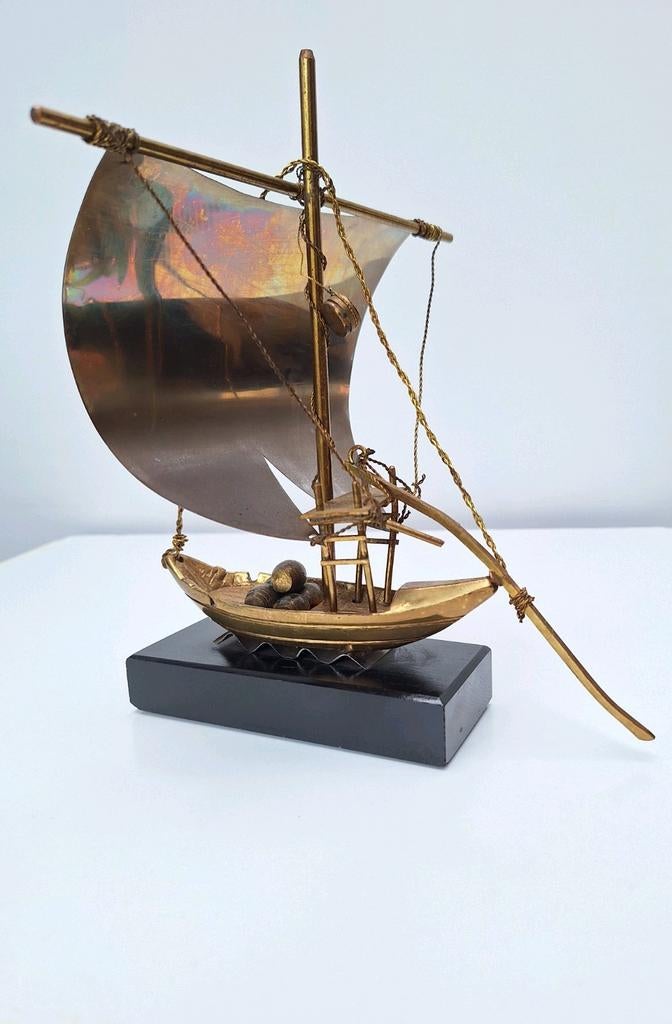 Messing boot met zeil op sokkel jonk/sampan, Antiek en Kunst, Kunst | Beelden en Houtsnijwerken, Ophalen of Verzenden
