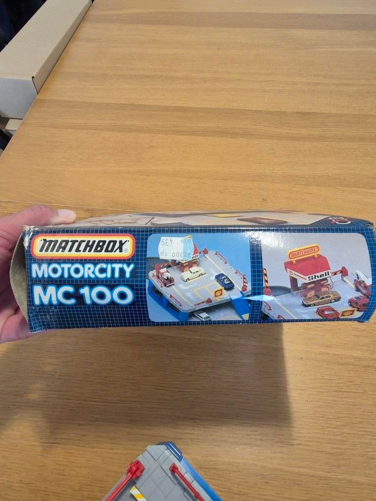 Garage motorcity 100 Matchbox , il manque un poteau ( photo), Enlèvement ou Envoi, Utilisé