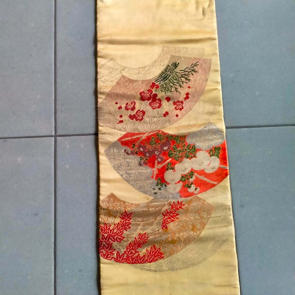 Oosterse zijden kimonos, Ophalen
