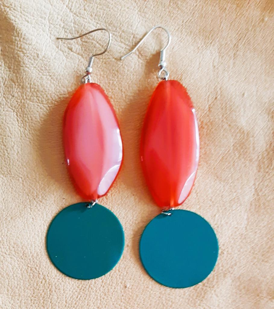 Te koop: Nieuw! Mooie rood/groen lange oorbellen, Bijoux, Sacs & Beauté, Boucles d'oreilles, Enlèvement, Autres matériaux, Pendantes