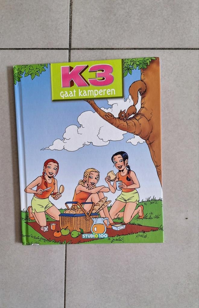 K3 boek "K3 gaat kamperen", Enlèvement ou Envoi, Comme neuf, Studio 100, 3 à 4 ans