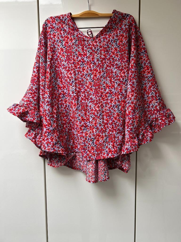 Rode blouse met bloemenprint van Shein - Maat S, Kleding | Dames, Blouses en Tunieken, Ophalen of Verzenden, Zo goed als nieuw