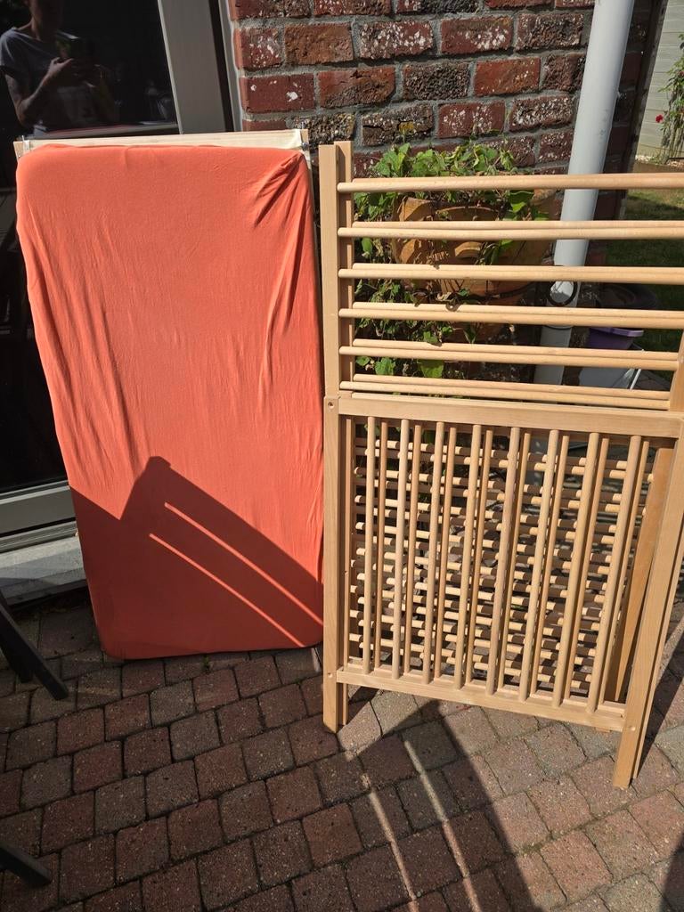 Baby bed met matras en latte bodem, Huis en Inrichting, Ophalen, Zo goed als nieuw