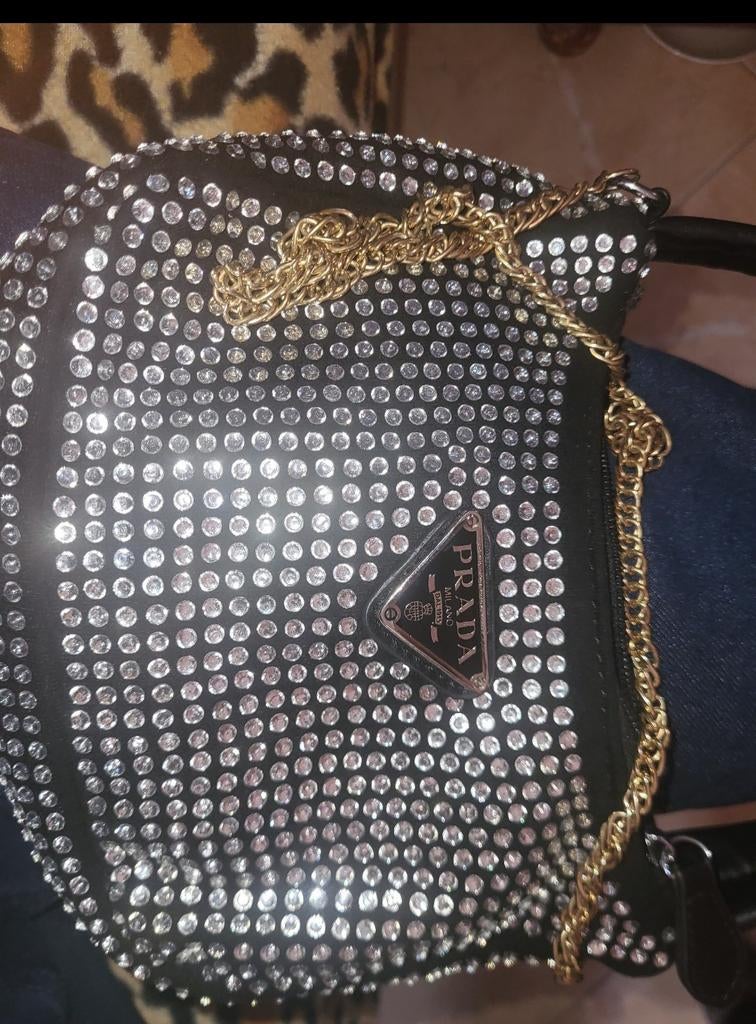 Prada, Enlèvement, Comme neuf