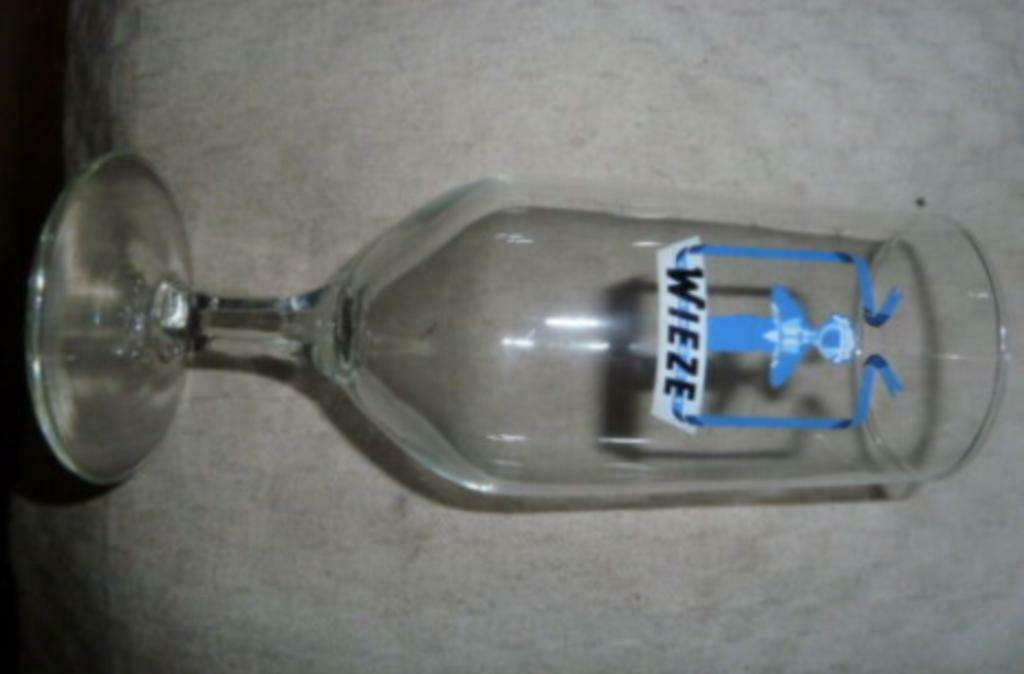 #M bier glas WIEZE Van Roy " Blauw ; smal glas op voet ", Enlèvement ou Envoi, Neuf, Verre à bière