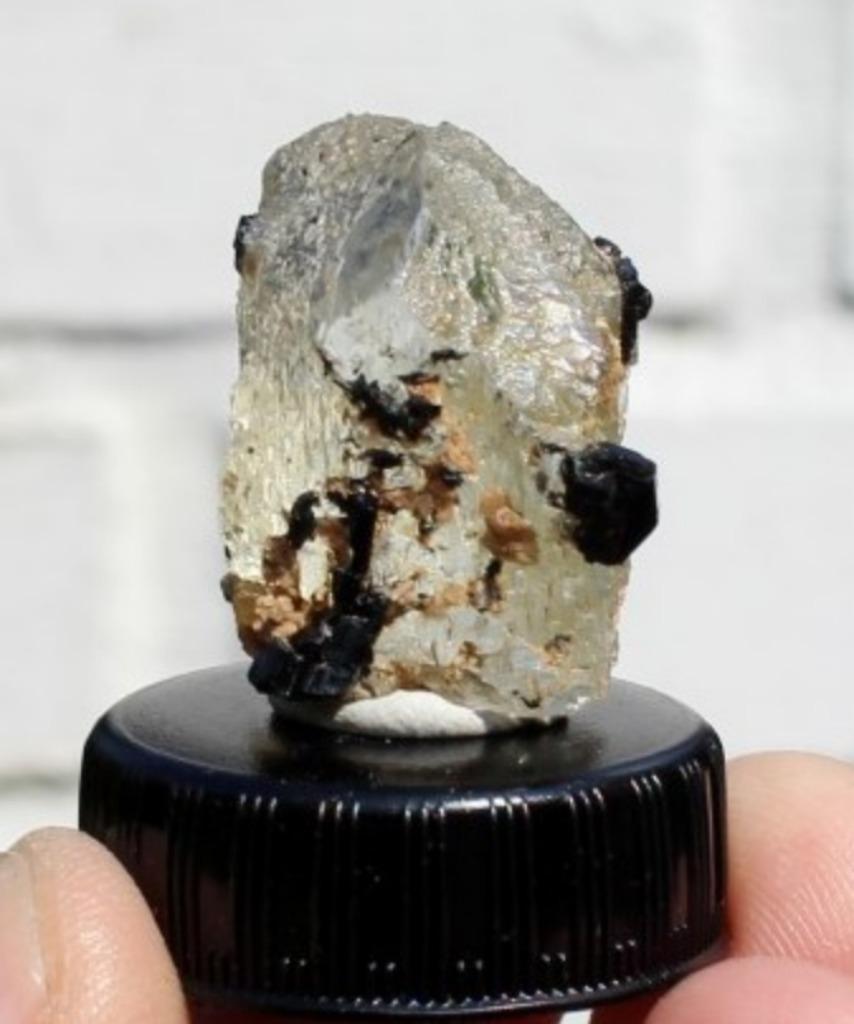 TOPAAS met TOERMALIJN uit Erongo in NAMIBIE, Verzamelen, Ophalen of Verzenden, Mineraal