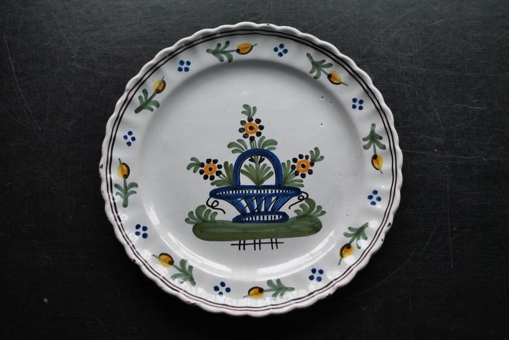 Assiette en faïence polychrome décor d'un panier fleuri, Enlèvement ou Envoi