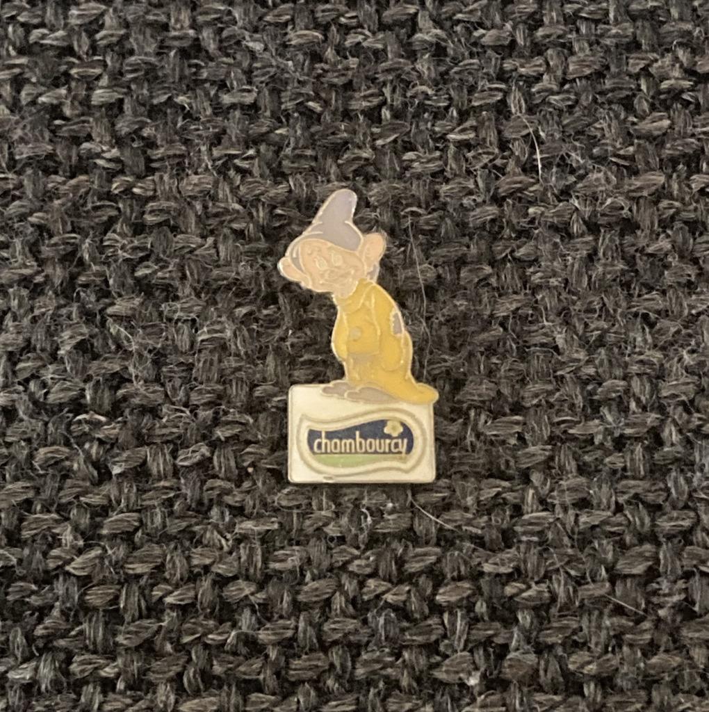 PIN - CHAMBOURCY - DISNEY - SNEEUWWITJE - BLANCHE NEIGE, Envoi, Utilisé, Figurine, Insigne ou Pin's