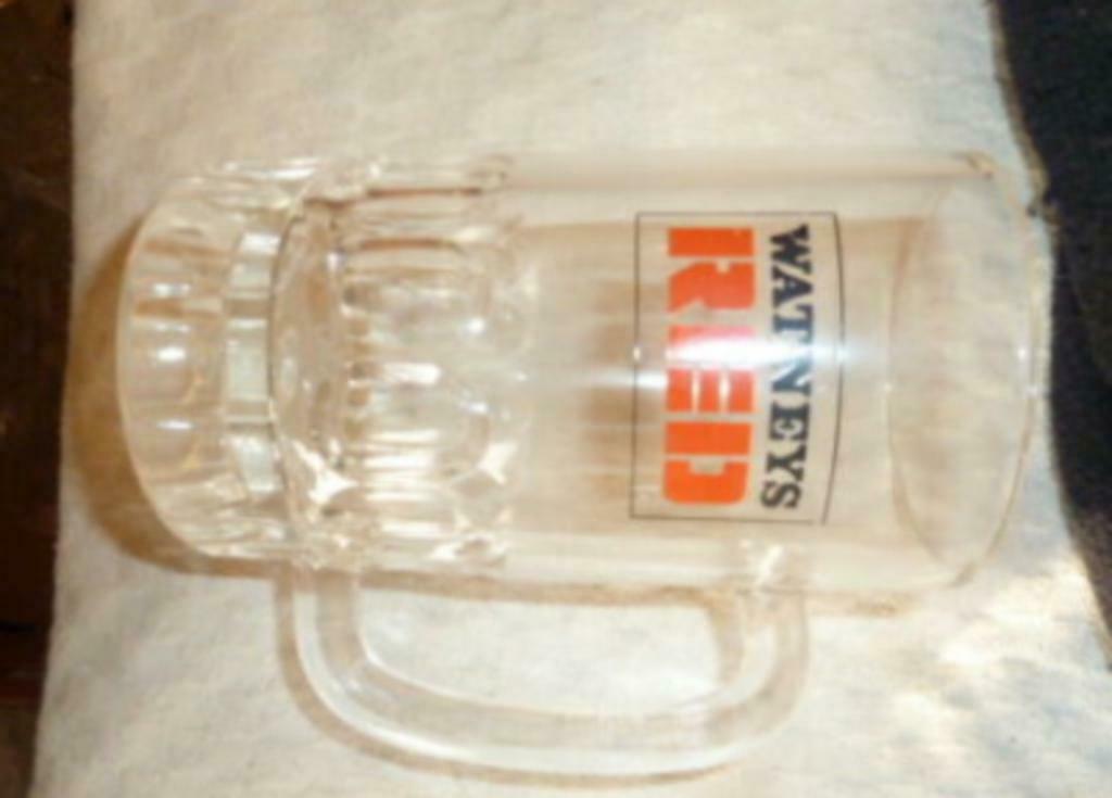 #B bier glas / pul WATNEYS RED, Collections, Verres & Petits Verres, Neuf, Verre à bière, Enlèvement ou Envoi