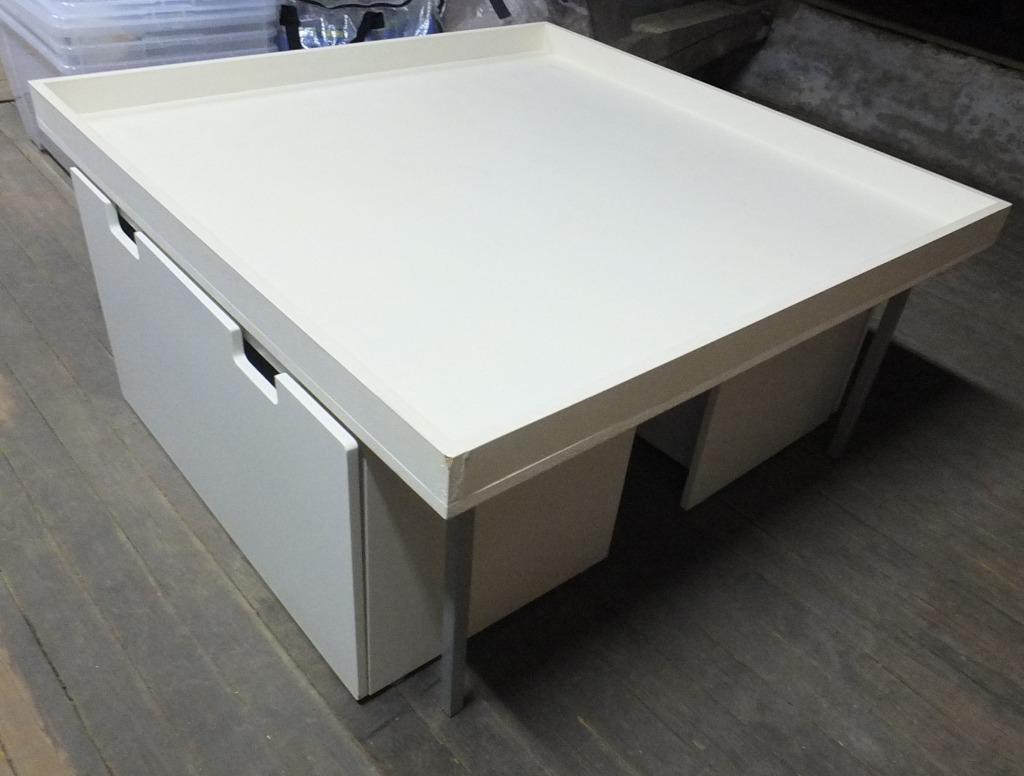 Table de jeu et bancs rangement jouets, Ophalen, Zo goed als nieuw