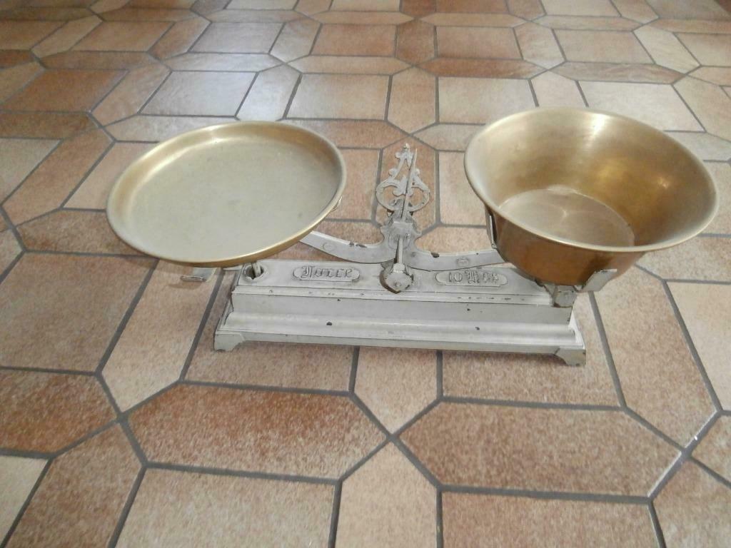 Vieille balance avec plateaux en cuivre, Ophalen, Gebruikt