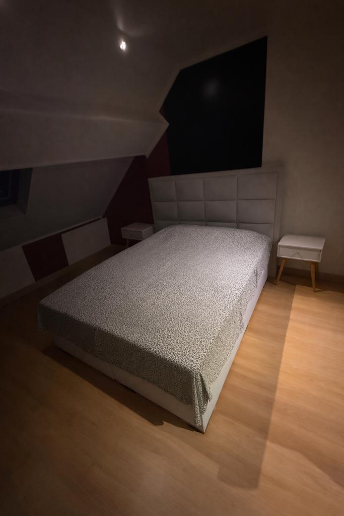 ️ Spring Box moderne + 2 tables de nuit – Excellent état, Immo