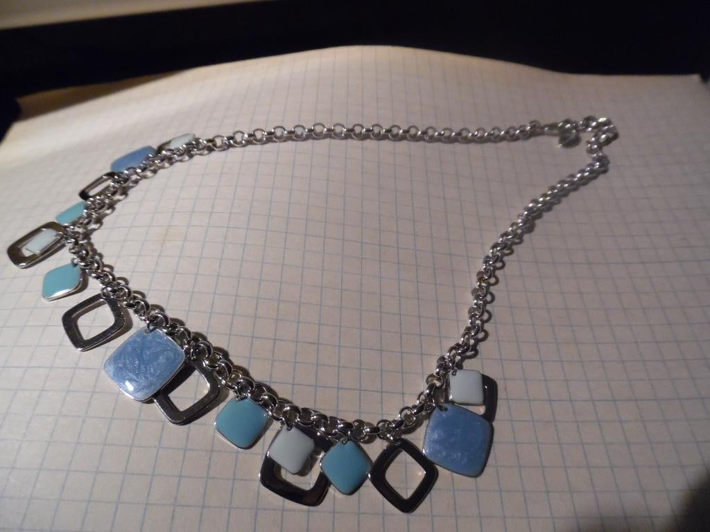 Collier fantaisie de la marque « Chartage », Bijoux, Sacs & Beauté, Colliers, Enlèvement ou Envoi, Neuf, Bleu, Autres matériaux