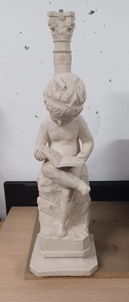 Beeld lezende putto omvormbaar tot lamp, Enlèvement, Utilisé, Humain