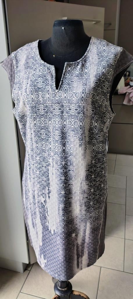 Kleed wit/grijs "kapalua" maat 42, Kleding | Dames, Jurken, Maat 42/44 (L), Overige kleuren, Knielengte, Ophalen of Verzenden