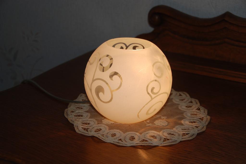 Belle petite lampe boule blanche à poser en très bon état!, Moins de 50 cm, Enlèvement ou Envoi, Comme neuf, Verre