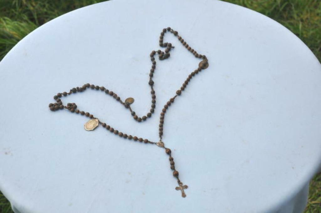 § grand chapelet perle bois brun + 3 medailles religieuse, Antiquités & Art, Enlèvement ou Envoi