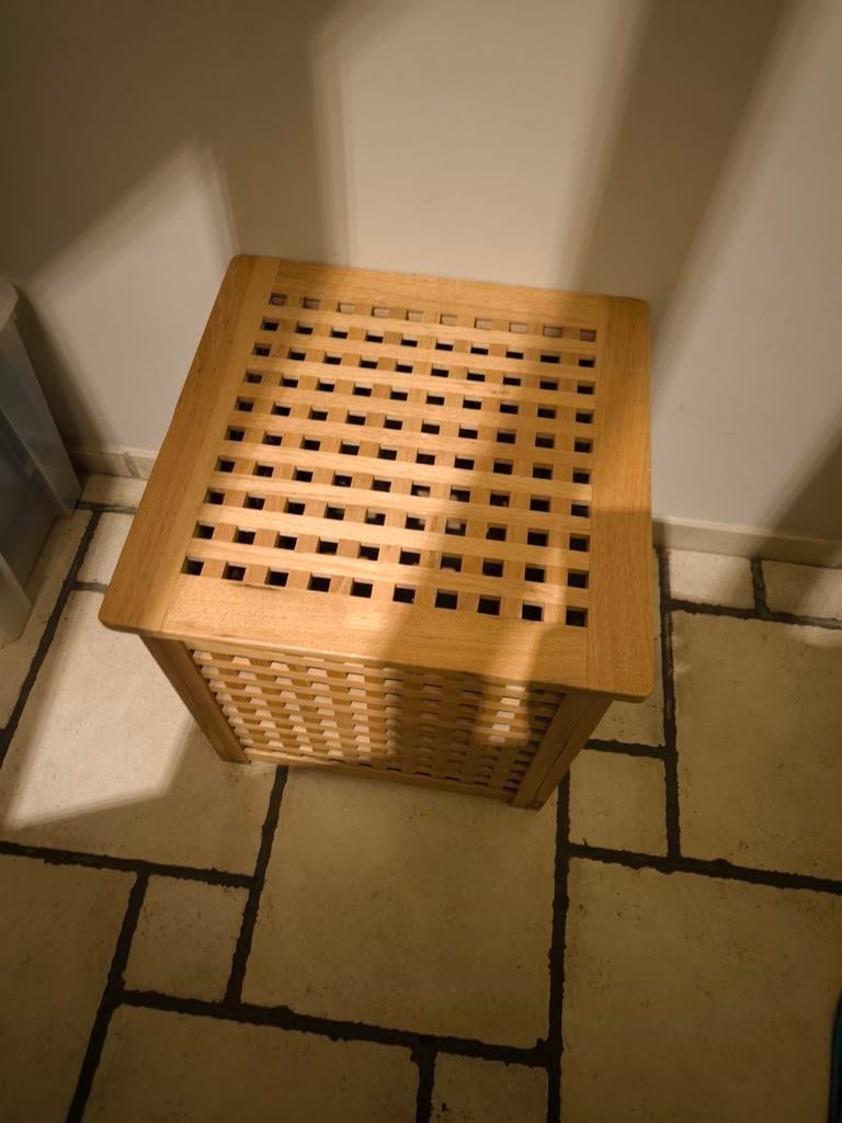 Coffre en bois Ikea, Enlèvement