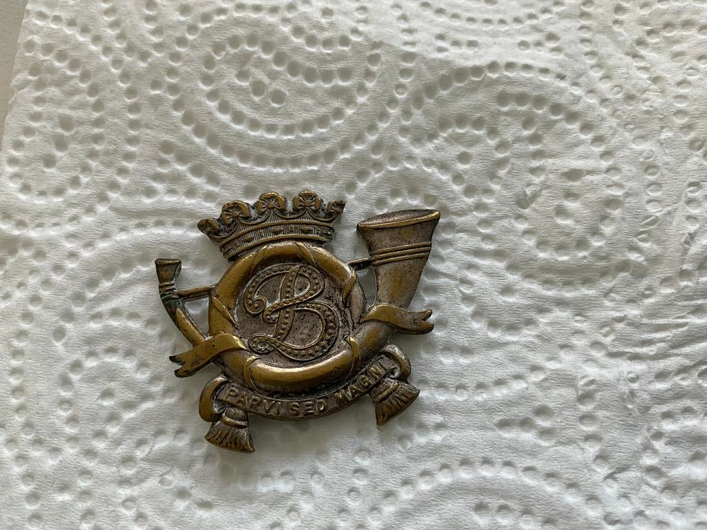 Militair embleem baretembleem met een jacht- of waldhoorn, Verzamelen, Militaria | Algemeen, Ophalen of Verzenden