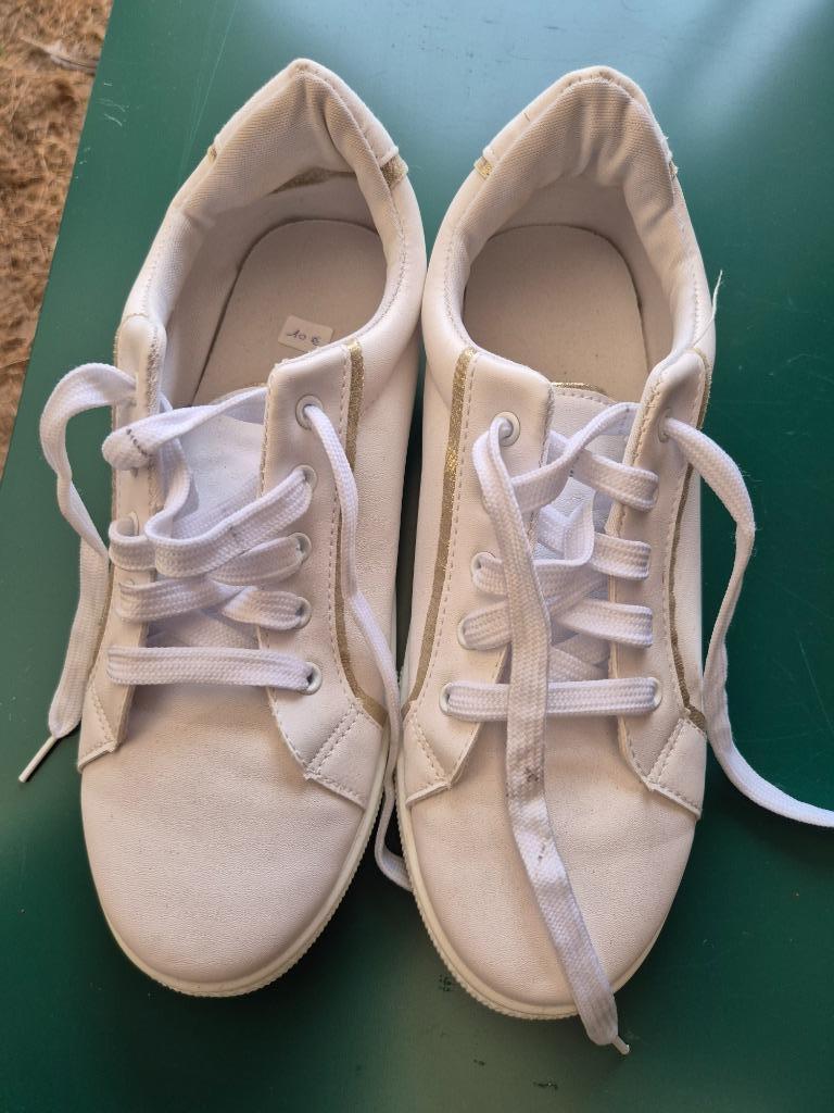Witte sneakers maat 40 - Geel - Putte, Kleding | Dames, Schoenen, Zo goed als nieuw, Sneakers, Wit, Ophalen of Verzenden