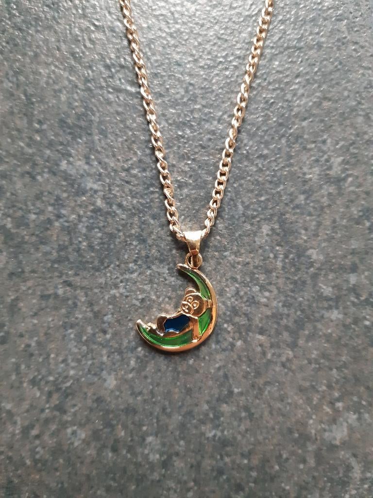 Gouden halsketting met gekleurde teddybeerhanger op de maan, Ophalen of Verzenden, Gebruikt, Goud, Hanger