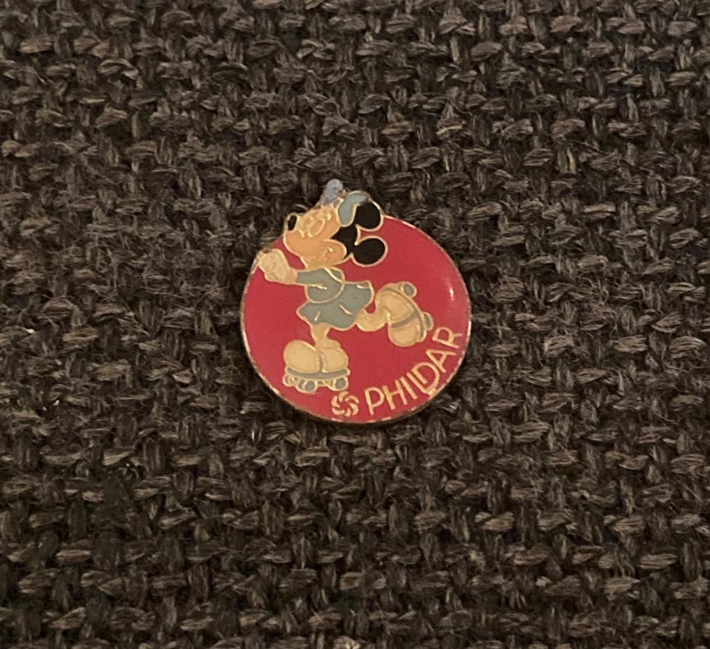 PIN - PHILDAR - DISNEY - MICKEY MOUSE, Envoi, Utilisé, Autres sujets/thèmes, Insigne ou Pin's