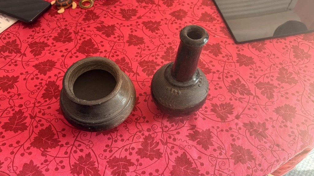 Set van 2 antieke handgemaakte zwarte terracotta aardewerken, Ophalen