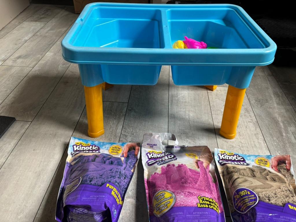 Zand- en waterspeeltafel + 3 zakken kinetic sand, Enlèvement, Utilisé