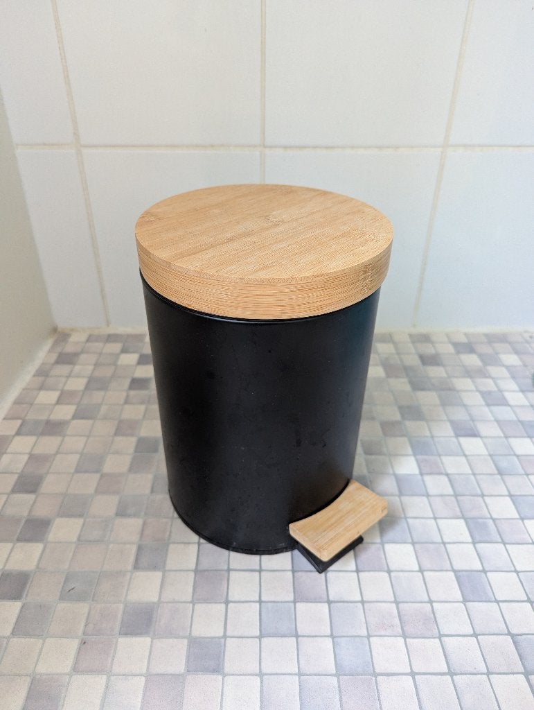 Petite poubelle de salle de bain, Maison & Meubles, Accessoires pour la Maison | Poubelles, Enlèvement, Comme neuf