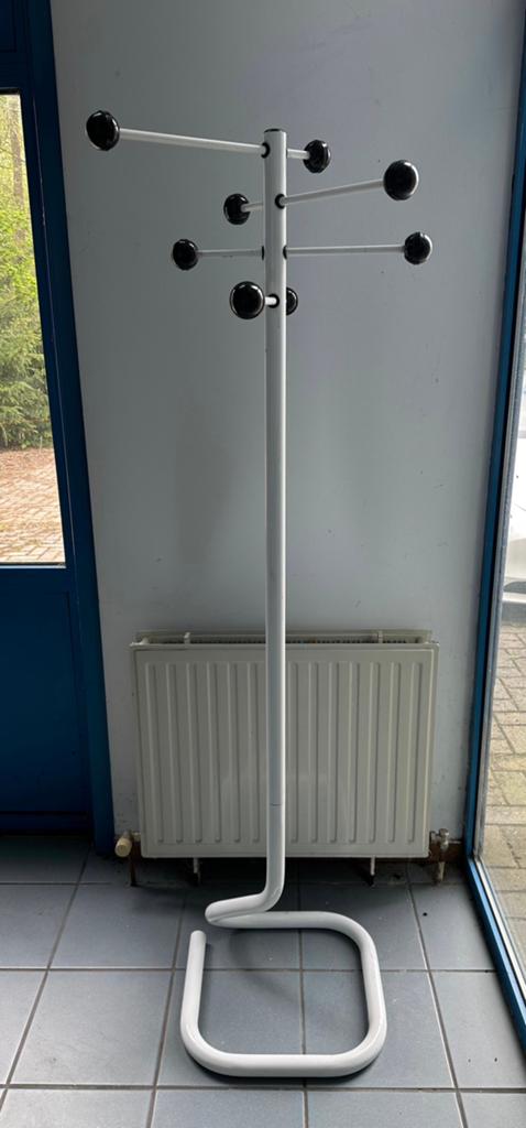 Staande kapstok wit met zwarte knoppen – modern design, Huis en Inrichting, Woonaccessoires | Kapstokken, Ophalen, Gebruikt