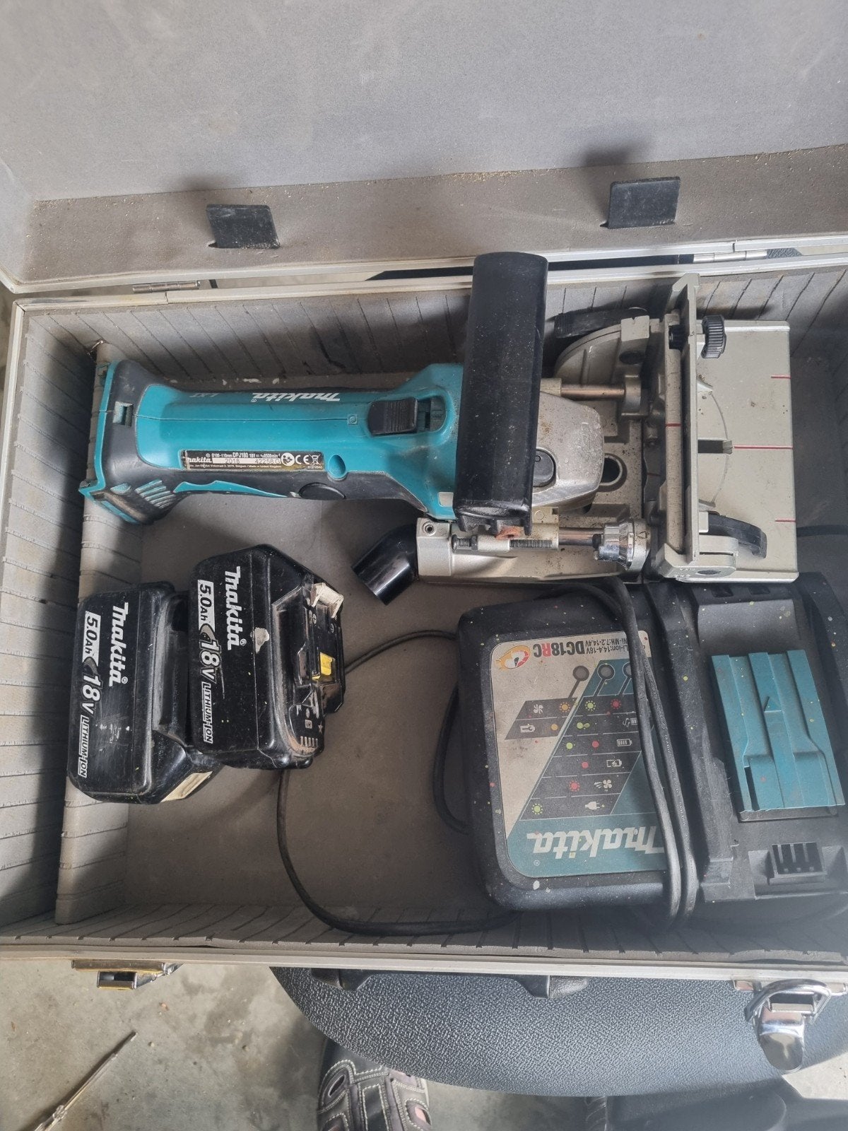 makita sleuvenfrees, Enlèvement