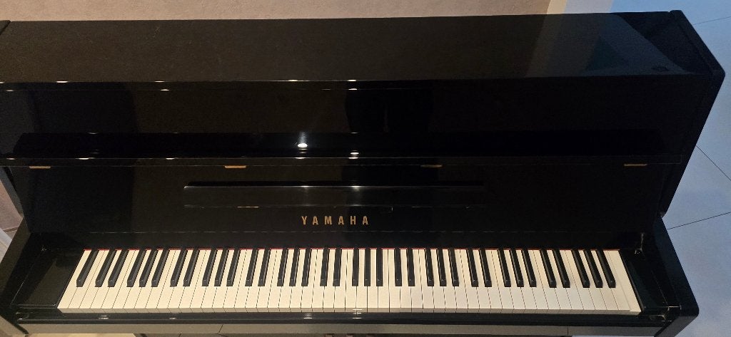 Piano Yamaha M112, Brillant, Comme neuf, Piano, Noir