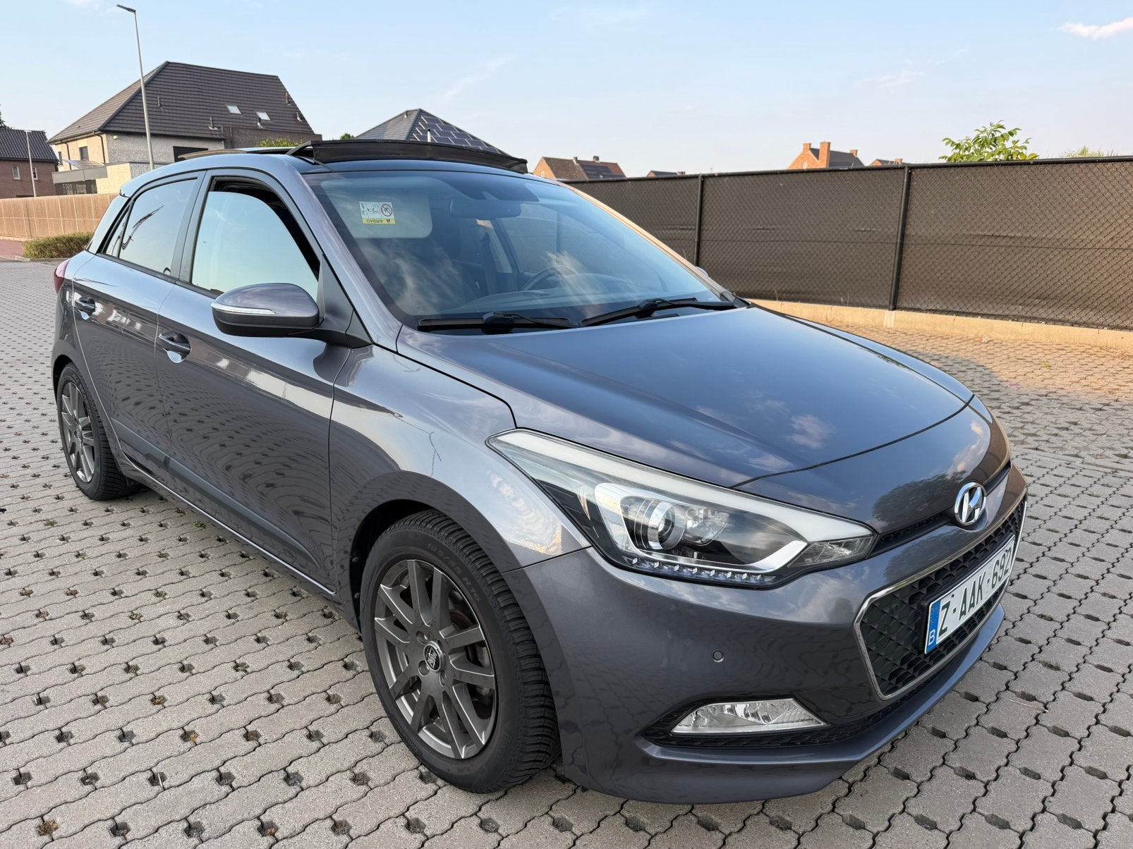 Hyundai i20 1.2 benzine km 100000 km, Autos, Hyundai, Argent ou Gris, Achat, Euro 6, Entreprise