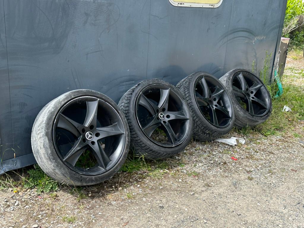 Jantes Mercedes-Amg avec pneus noirs, Pneus et Jantes, 245 mm, 4 Saisons, Véhicule de tourisme