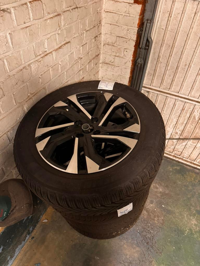 Banden op aluminium velg Peugeot 2008, Auto-onderdelen, Ophalen, Band(en)
