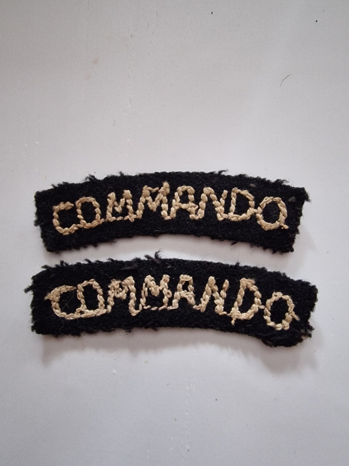 Belgische eerste model Zwarte Commando tabs (1945/48), Verzamelen, Ophalen of Verzenden, Landmacht, Embleem of Badge