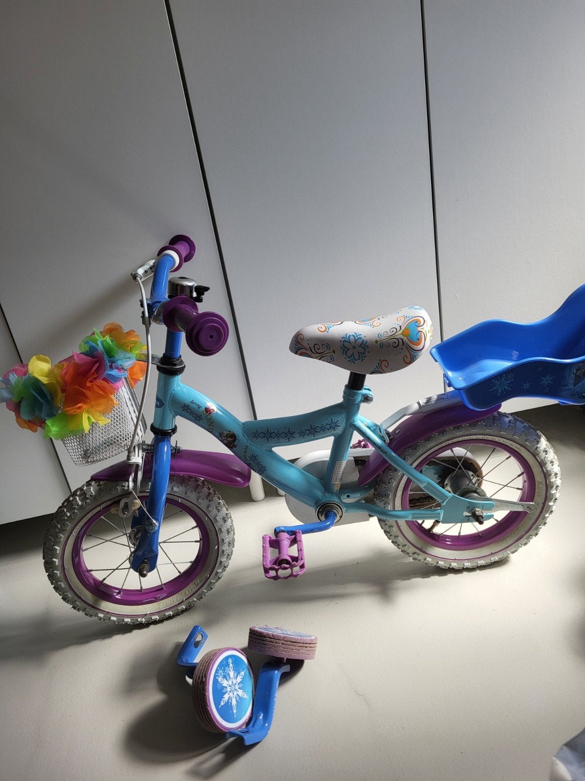 Fiets frozen 12 inch, Fietsen en Brommers, Fietsen | Kinderfietsjes, Ophalen, Zijwieltjes