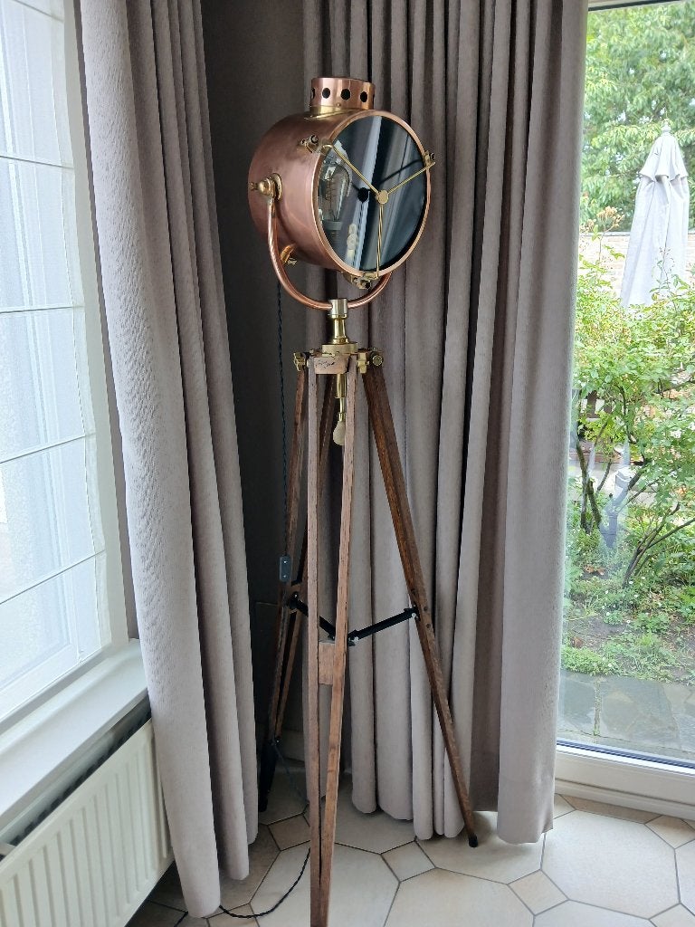Antieke scheepslamp op driepikkel, Ophalen