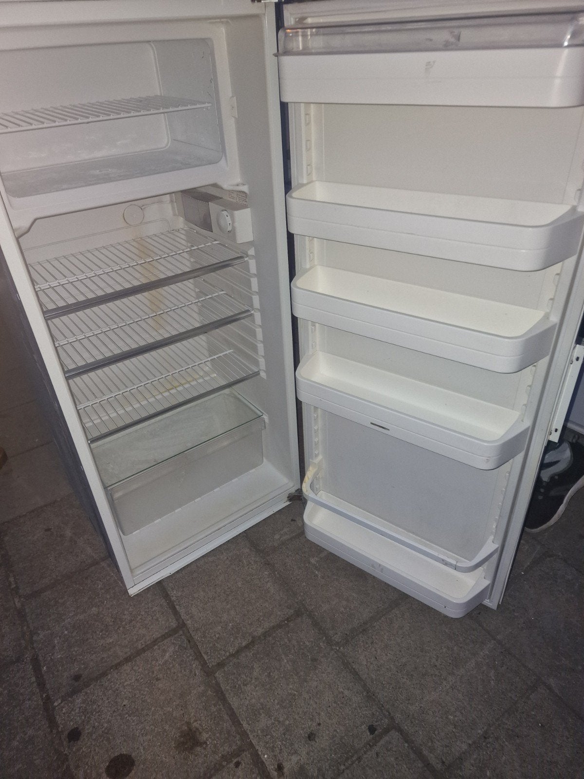 frigo encastrable avec congélateur intégré fonctionne bien, Classe énergétique A ou plus économe, 120 à 140 cm, Avec compartiment congélateur