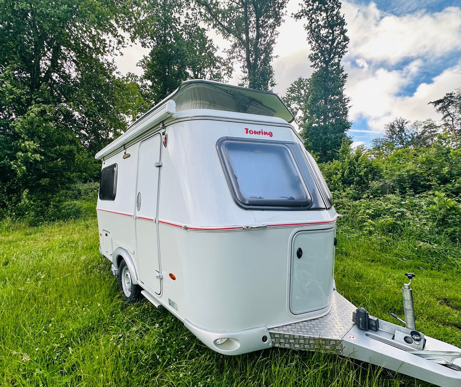 CARAVANE ERIBA TOURING Familia FOREVER YOUNG Série 310 GT, Jusqu'à 4, 4 à 5 mètres, Fenêtres ouvrantes, 750 - 1000 kg