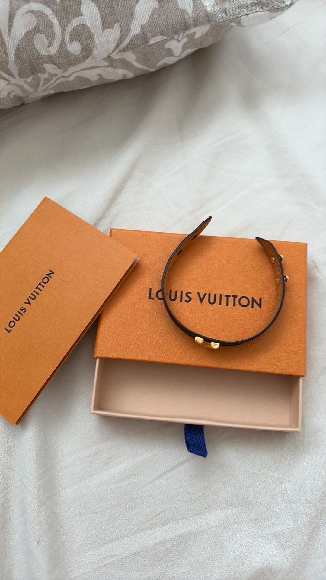 Bracelet essential V (LV)taille 17, Bijoux, Sacs & Beauté, Porte-monnaie & Portefeuilles, Autres marques, Cuir, Brun, Enlèvement
