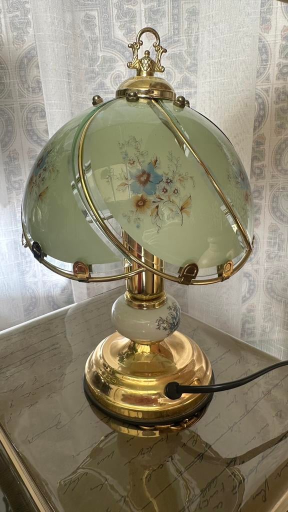 Lamp met glazen lampenkap versierd met bloemenpatronen, Ophalen