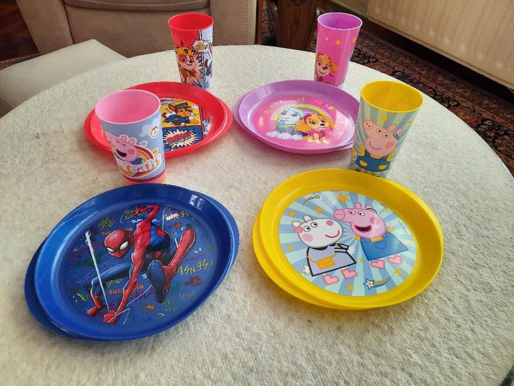set van 5 kinderborden en ' bekers, Ophalen of Verzenden, Zo goed als nieuw