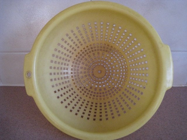 Vintage vergiet, geel, in stevige hittebestendige plastiek, Enlèvement