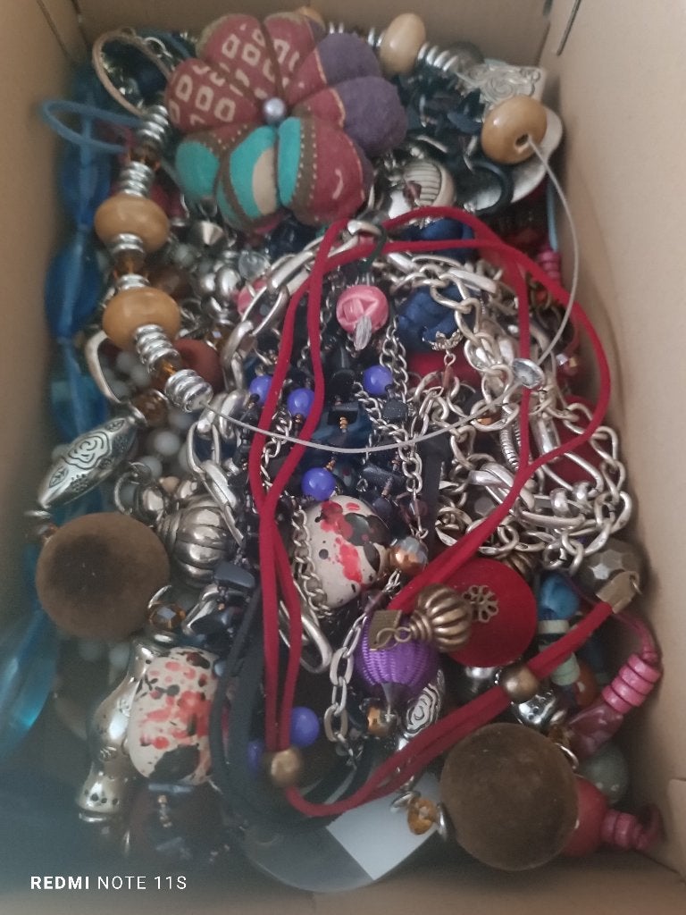 Je vends une boîte contenant 30 colliers fantaisie., Enlèvement, Comme neuf